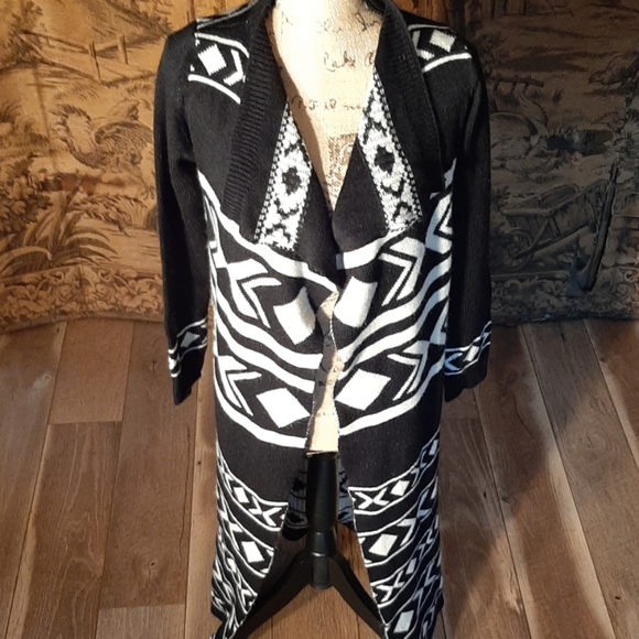 Black White Blanket Pattern S/M long sweater - Picture 5 of 7